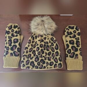 New With TAGS Leopard Hat & Mittens Set